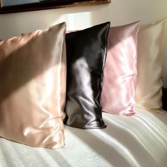 Funda de satín en la cama